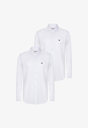 Weiße Langarmhemden mit Button-Down-Kragen, die ein kleines marineblaues Vogel-Logo auf der Brust und einen glatten, strukturierten Stoff aufweisen.