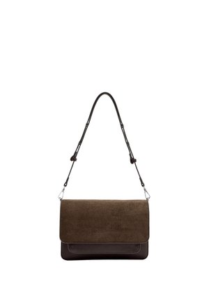 Brązowa torebka z zamszu z klapą, ciemną skórzaną podstawą i odpinanym paskiem z srebrnymi okuciami. Kompaktowy, prostokątny kształt.
