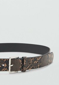 Ceinture noire avec un motif texturé en peau de serpent aux nuances de brun. Boucle en métal et plusieurs trous d'ajustement. Dos lisse.
