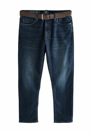 Jeans de mezclilla azul oscuro con corte recto, que cuentan con un cinturón marrón, diseño de cinco bolsillos y un ligero desgaste para añadir textura.