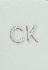 Calvin Klein DAILY SMALL DOME - Borsa a tracolla - milky green