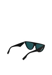 Czarne okulary typu cat-eye z turkusowymi soczewkami, elegancka plastikowa oprawka i płaskie skronie z dyskretnym logo z boku.