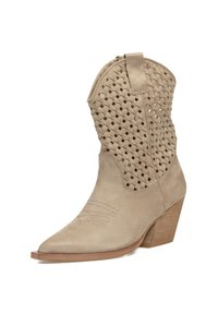 Botas de cowboy de ante beige con un diseño de parte superior trenzada, punta afilada y tacón apilado. Presenta detalles de costura en la punta.
