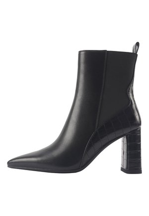 Bottine noire à bout pointu, en cuir texturé, avec un accent en motif crocodile sur le talon. Talon bloc surélevé pour un meilleur soutien.