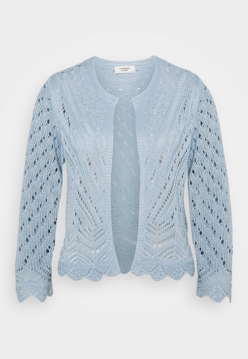 Jasnoniebieski dziergany kardigan z misternymi koronkowymi wzorami, otwartym przodem, falistymi krawędziami i długimi rękawami. Miękka tekstura, lekka konstrukcja.