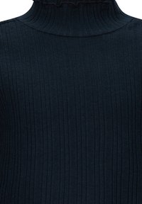 Maglione a collo alto a coste blu scuro con un collo alto e dettagli di rouches sottili. Il tessuto è morbido e testurizzato.