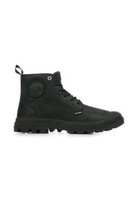 Stivali neri alla caviglia con tomaia in pelle, suola in gomma con battistrada texture e un patch circolare con logo sul lato.