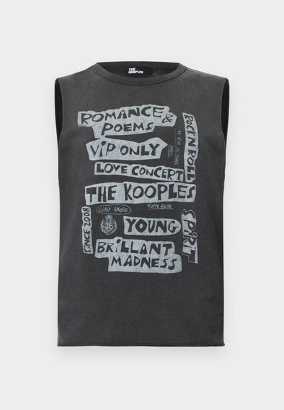 Μαύρο αμάνικο πουκάμισο με ανάμεικτο λευκό κείμενο σε διάφορες γραμματοσειρές που αναγράφει «Romance & Poems», «VIP Only», «Love Concert», «The Kooples», «Young» και «Brilliant Madness».