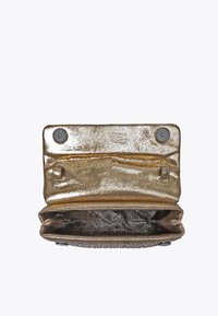 Borsa a pochette metallica dorata con una texture liscia, dotata di chiusure a scatto e foderata con un motivo. L'interno offre ampio spazio per gli essenziali.