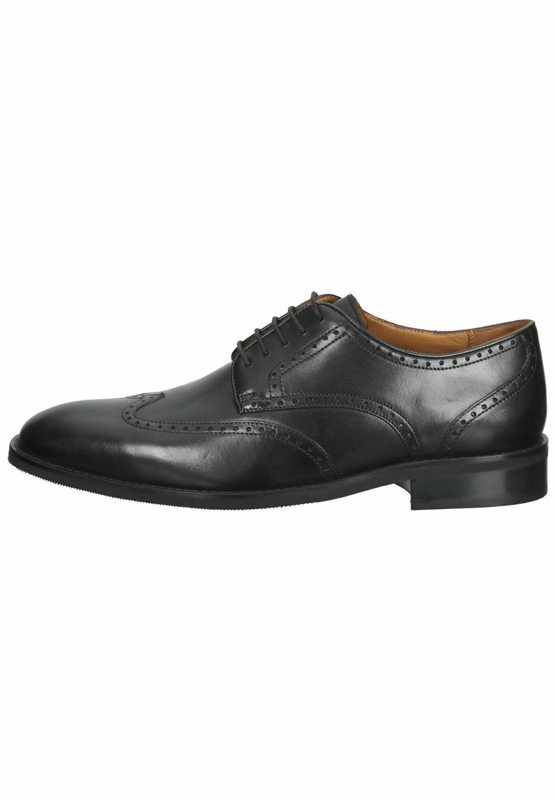 Scarpe da uomo in pelle nera con design a wingtip, dettagli perforati, cinque occhielli e finitura liscia. Tacco leggermente rialzato e suola in gomma.