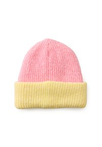 Gehaakte beanie in het roze met een gele ribbelmanchet. Zachte stof, ronde bovenkant en zichtbare stiksels.