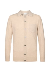 Beige Cardigan aus weichem Strickmaterial, mit einem Kragen, Vorderknöpfen, einer einzelnen Brusttasche sowie gerippten Bündchen und Saum.