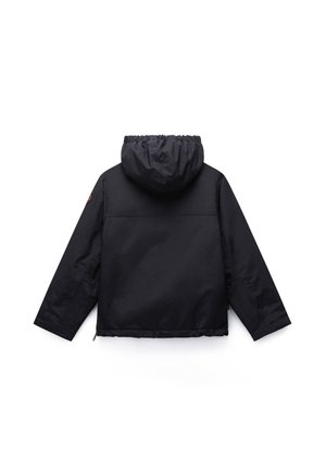 Crna kapuljača sa zatvaranjem na zip, izrađena od glatkog materijala, s elastičnim manžetama i detaljima na stražnjem šavu. Jednostavan, neukrašen dizajn.