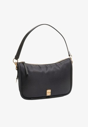 Borsa a tracolla in pelle nera con texture, chiusura a cerniera dorata e piccolo fermaglio rettangolare dorato, dotata di una singola tracolla curva.