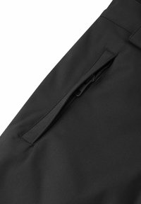Schwarze Stoffhose mit einer Reißverschlusstasche an der Seite, die eine glatte Textur und ein maßgeschneidertes Design für Funktionalität präsentiert.