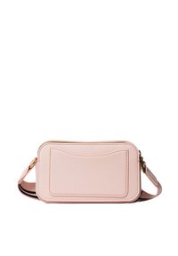 Borsa a tracolla in pelle rosa con chiusura a zip, superficie texturizzata, tasca frontale e tracolla regolabile. Forma rettangolare compatta.