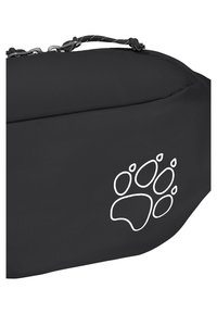 Sac en tissu noir avec une poche zippée, une poignée avec des cordons et un logo de patte blanche en bas à droite.