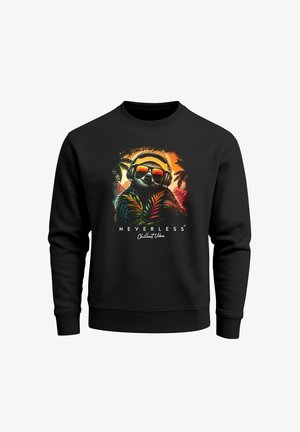 Schwarzer Hoodie mit einem bunten Grafikdruck eines Faultiers, das Kopfhörer und Sonnenbrille trägt, umgeben von tropischem Laub und Bergen.