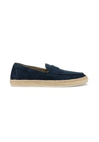 Chaussure slip-on en suede marine avec une semelle en jute de style espadrille et une bande décorative sur l'empeigne. Texture lisse et design minimal.