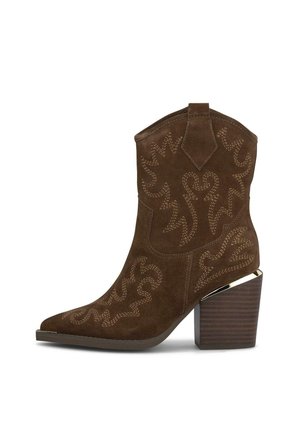 Bota de ante marrón estilo western con costuras decorativas, puntera puntiaguda, tacón de bloque de madera y adorno metálico cerca del talón.