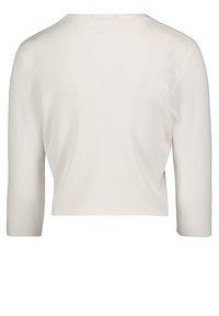 Vit uppkörd tröja med ribbad textur, rund halsringning och trekvartslånga ärmar. Enkelt, minimalistiskt design utan synliga utsmyckningar.