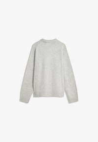 Szürke kötött pulóver, hosszú ujjal, bordás aljjal és kerek nyakkivágással. Az anyaga puha és enyhén bolyhos.