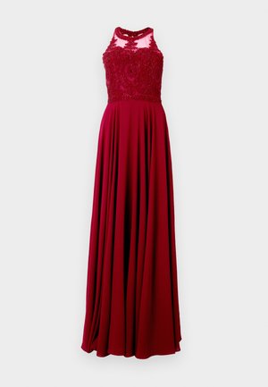 Robe longue rouge avec un corsage ajusté orné de perles et une jupe fluide. Le matériau semble lisse avec un léger éclat.