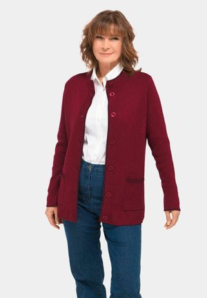 Bordeaux cardigans gemaakt van zachte stof met een ronde halslijn, vijf knopen, twee schuine zakken en contrasterende stiksels.