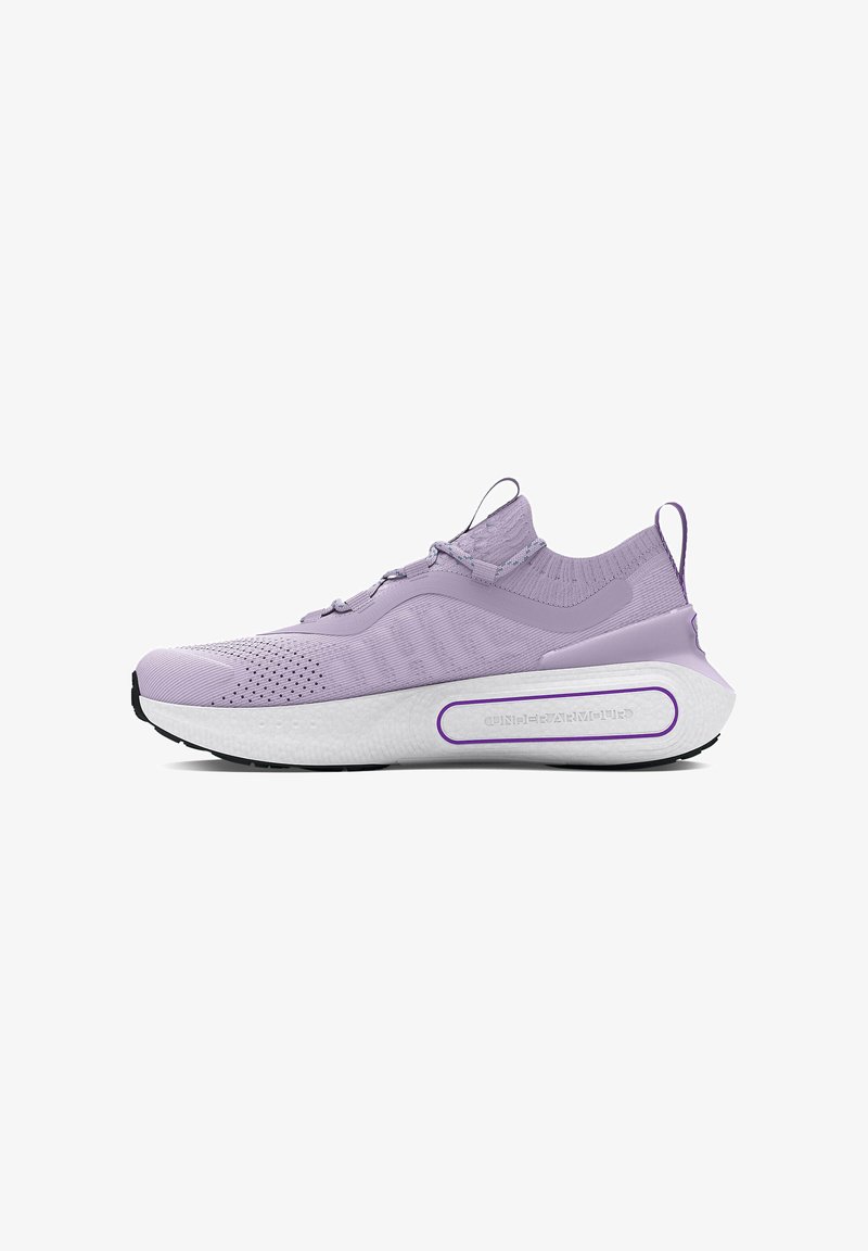 Chaussure de sport violette avec un empeigne en maille, finition texturée et semelle arrondie. Comprend une semelle intermédiaire blanche et des accents violets contrastants.