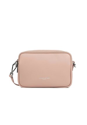 Sac bandoulière rectangulaire en cuir rose clair avec fermeture éclair argentée et clips, arborant le logo "LANCASTER PARIS" sur le devant.