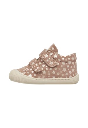 Sneakers in suede rosa con motivo a stella metallica dorata, chiusura con velcro, punta arrotondata e suola in gomma testurizzata. Presentano una parte superiore morbida e una costruzione resistente.