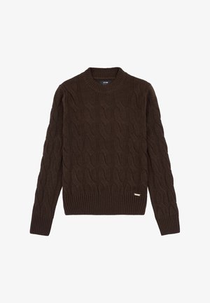 Brązowy sweter dzianinowy z teksturowanym wzorem falistym, okrągłym kołnierzem oraz ściągaczami przy mankietach i dolnej części. Dyskretny metka marki po lewej stronie u dołu.