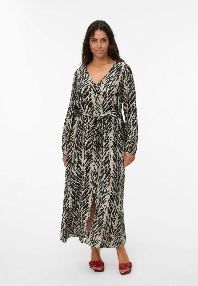 Robe maxi en beige et noir avec un motif abstrait, présentant un décolleté en V profond, des manches longues, une ceinture à la taille et une fente sur le côté. Texture de tissu douce.