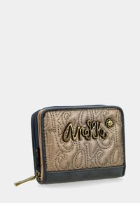 Beige und marineblaue Rundum-Brieftasche mit geprägten Mustern. Akzent in Goldtönen, strukturierte Oberfläche und kontrastierende Farbdetails.