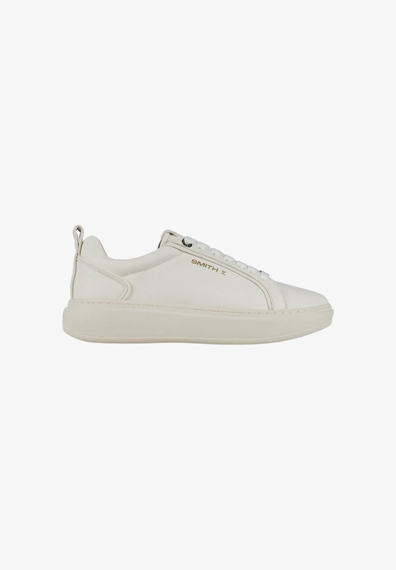 Sneakers bianchi in pelle con punta arrotondata, suola piatta e dettagli dorati. Presentano una chiusura con lacci e un ansa sul retro per facilitare l'indosso.