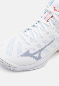 Mizuno WAVE VOLTAGE 2 - Röplabdacipők - white/aleutian/cloud pink