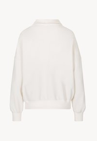 Witte pullover sweatshirt met een relaxte pasvorm, geribbelde manchetten en een zachte textuur. Heeft een subtiele vouw bij de kraag en een effen achterkant.