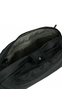 Borsa nera in nylon con apertura con zip, dotata di tasca in rete, interno texturizzato e chiusura a scatto. Logo del marchio discreto visibile.