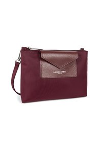 Borsa a pochette rettangolare bordeaux con una patta in pelle marrone testurizzata, zip argentata e tracolla rimovibile. Logo del marchio visibile sul davanti.