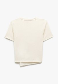 Hvid kortærmet top med en blød tekstur, med rund halsudskæring og en let cropped kant, designet til en afslappet pasform.