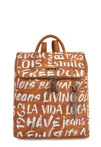 Mochila marrón con patrones de texto en blanco, que presenta un cierre de solapa, dos asas en la parte superior y un borlón decorativo plateado en la cremallera.