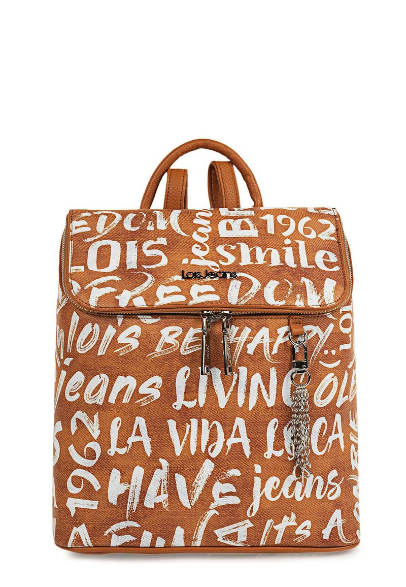 Mochila marrón con patrones de texto en blanco, que presenta un cierre de solapa, dos asas en la parte superior y un borlón decorativo plateado en la cremallera.