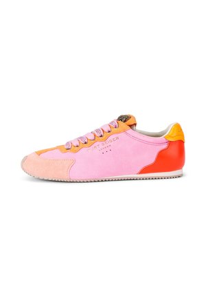 Sleehakloze sneaker met roze suède, oranje accenten, rode hiel en roze veters, zijaanzicht op een witte achtergrond.