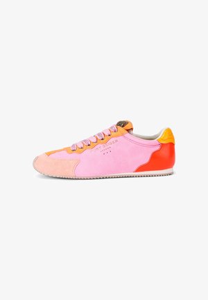 Sleehakloze sneaker met roze suède, oranje accenten, rode hiel en roze veters, zijaanzicht op een witte achtergrond.