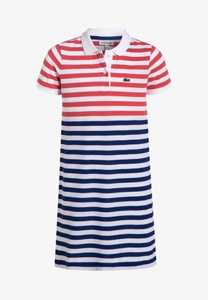 Kortærmet polo-kjole med røde, hvide og marineblå vandrette striber og Lacoste-logo på brystet.