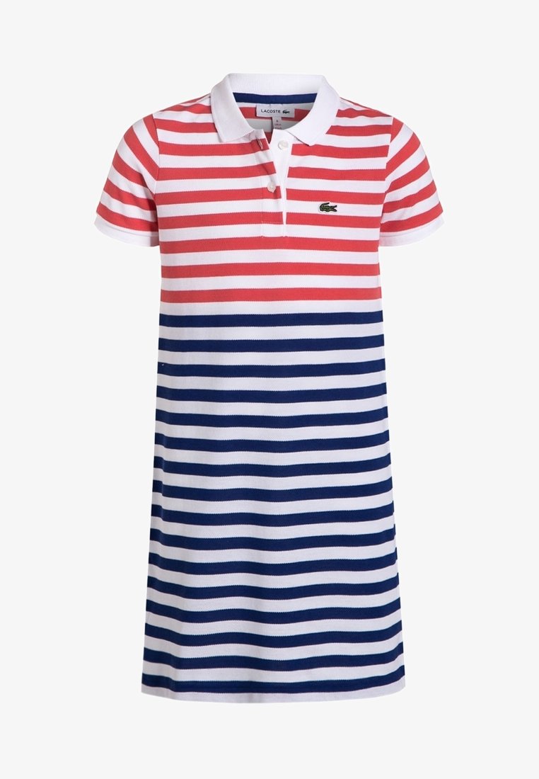 Robe polo à manches courtes avec des rayures horizontales rouges, blanches et bleu marine et logo Lacoste sur la poitrine.