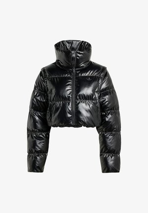 Čierna skrátená páperová bunda vyrobená z lesklého, hladkého materiálu. Má vysoký golier a predný zips, ribbované manžety a vypchatý dizajn.