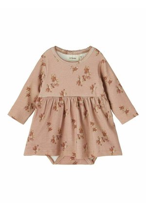 Langærmet støvet lyserød babykjole med lille blomsterprint og fastsyet body, med rynket talje og rund halsudskæring.