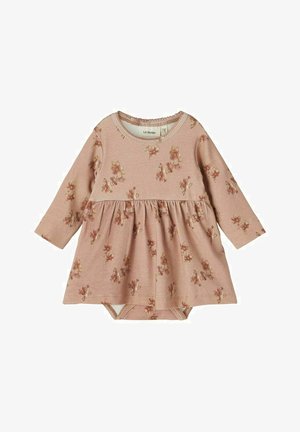 Robe bébé à manches longues rose poudré avec petit imprimé floral et body intégré, taille froncée et encolure ronde.