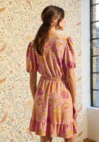 Next MINI RUFFLE - REGULAR FIT - Freizeitkleid - william morris pink floral